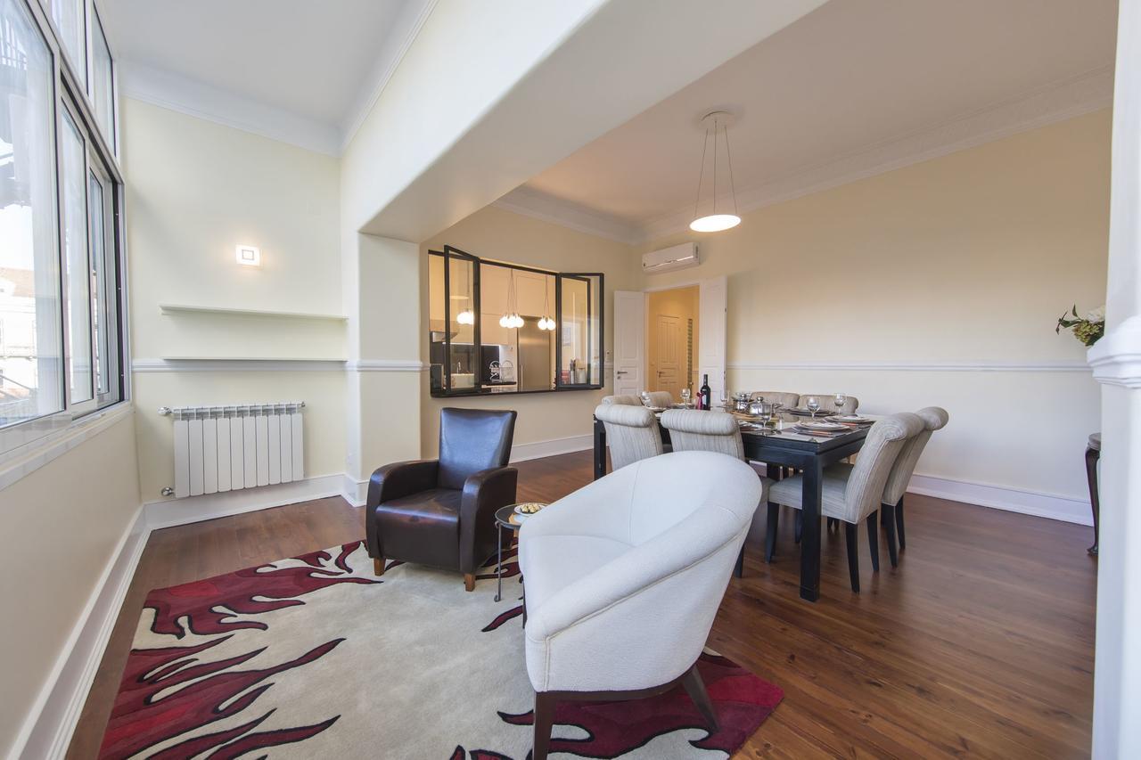 Spacious 4bdr River View Apartamento