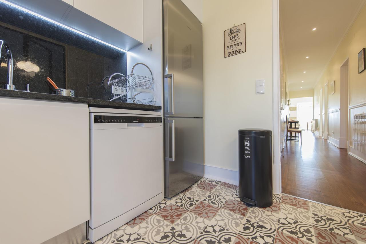 Spacious 4bdr River View Apartamento